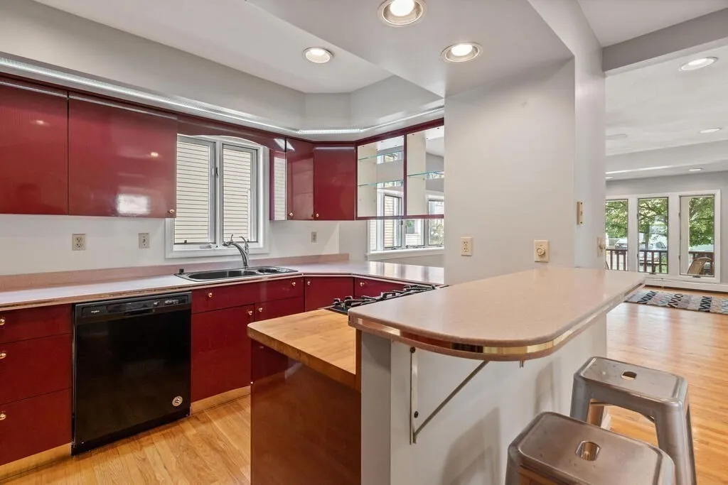 Seeking Summer Sublettter (4 BR Duplex Near Campus) - Thumbnail 5
