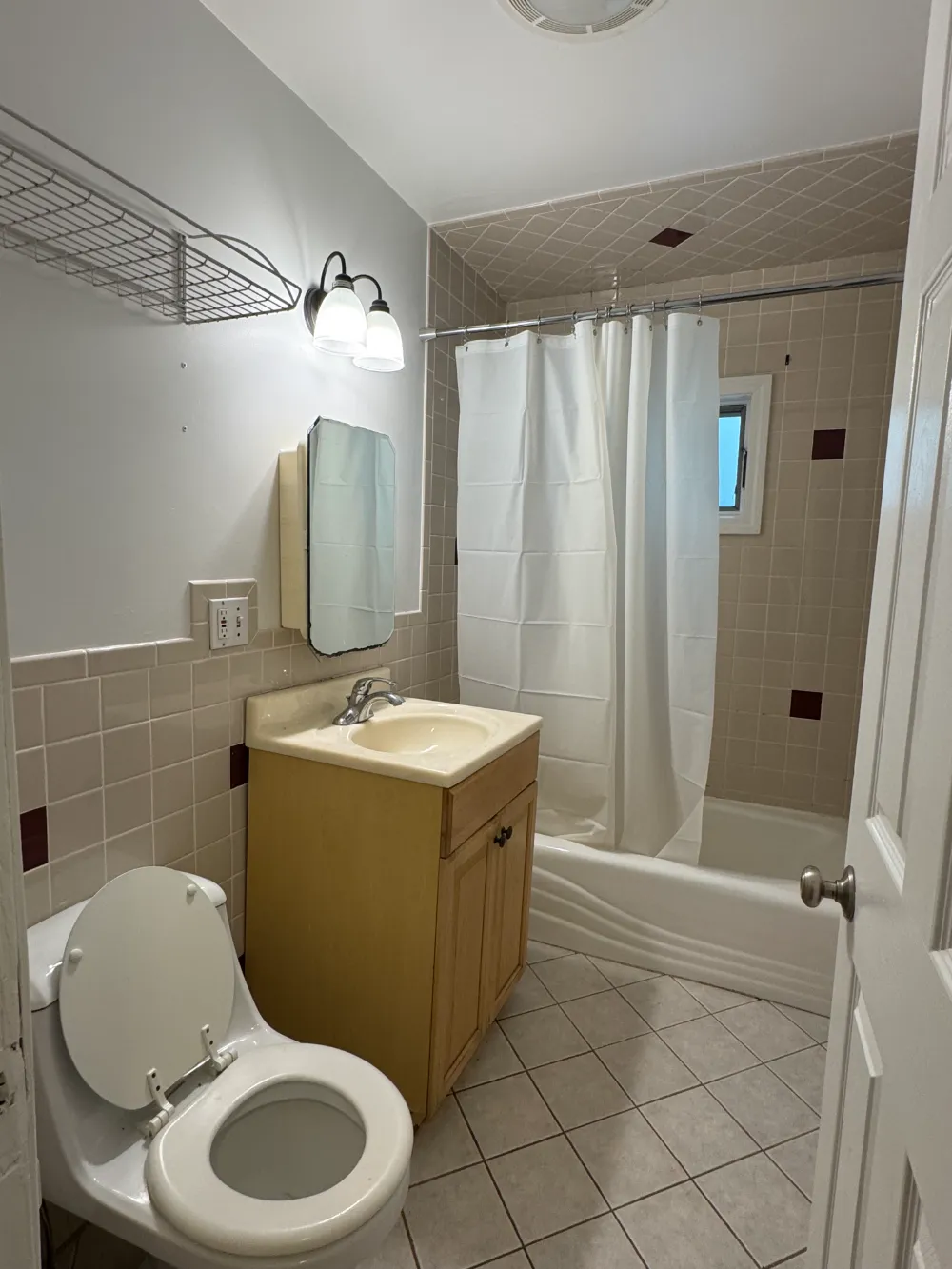 Spring Bedroom available! (4bd/1ba) - Image 4