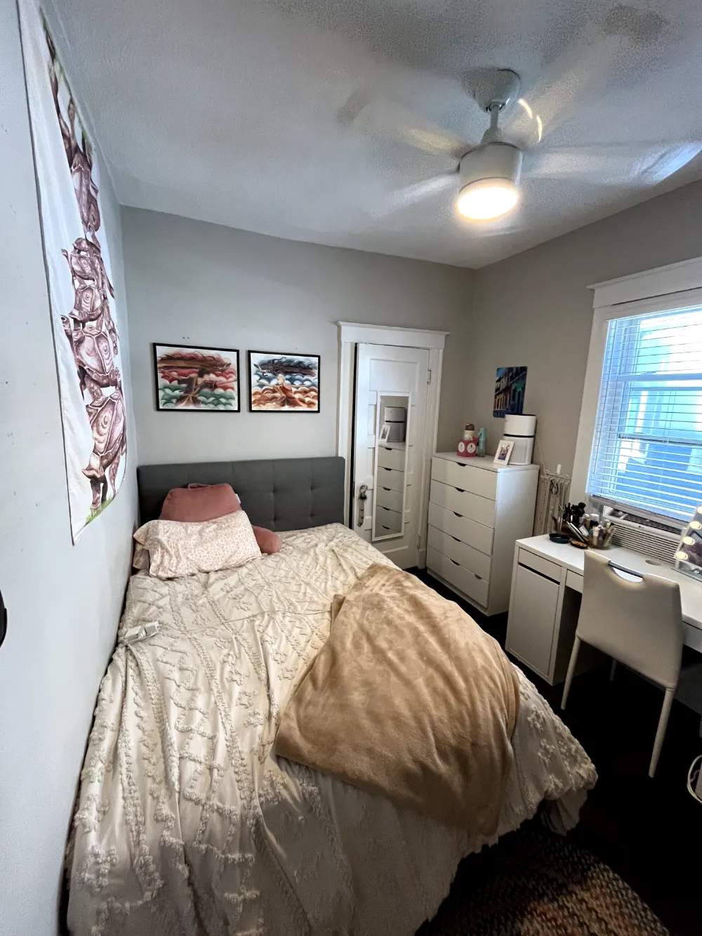 2Br, Bottom unit room on Bromfield - Image 3