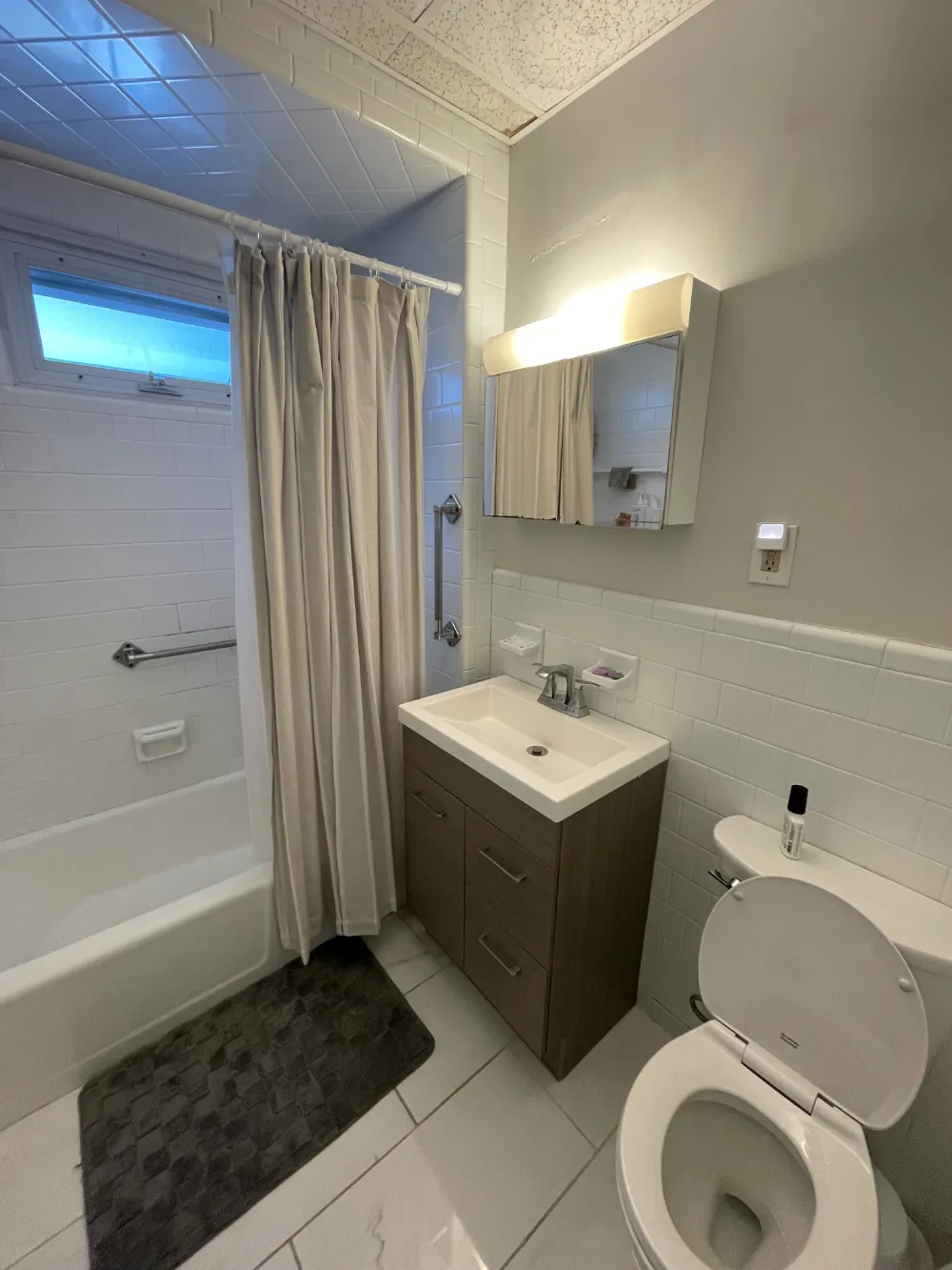 Newly renovated modern sunny 4 bedroom - Main