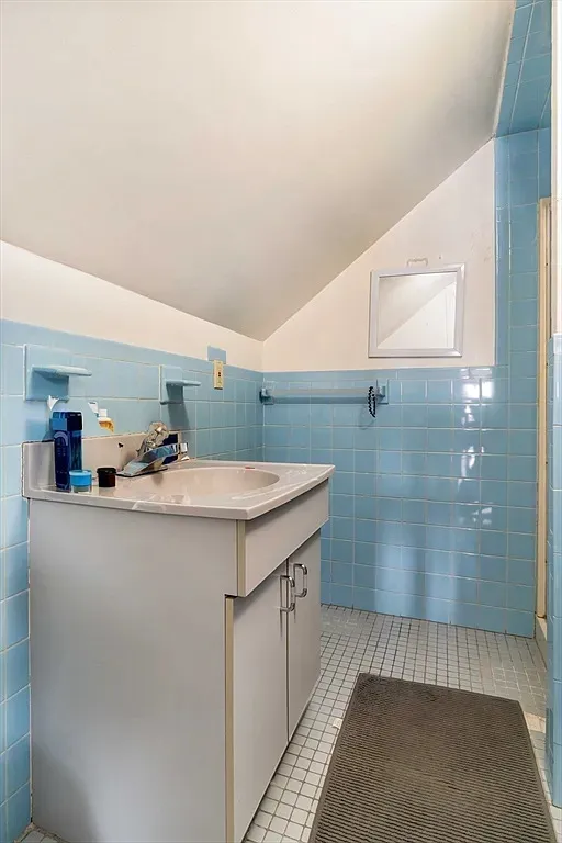 Spacious Bedroom & Bathroom Next to Tufts - Image 2