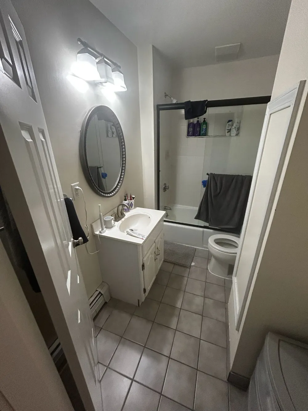 Open, natural light bedroom within minutes of campus - Image 2