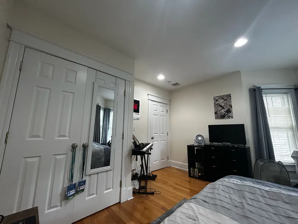 Open, natural light bedroom within minutes of campus - Image 5