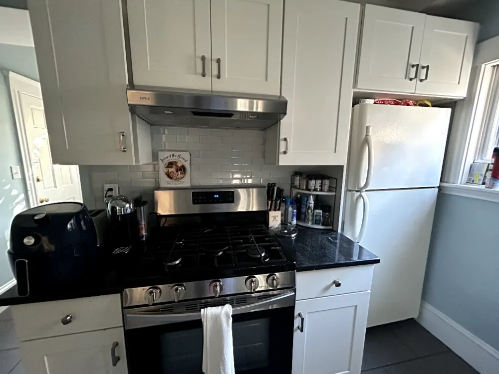 Tufts Sublet: Furnished Bedroom on College Ave - Thumbnail 6