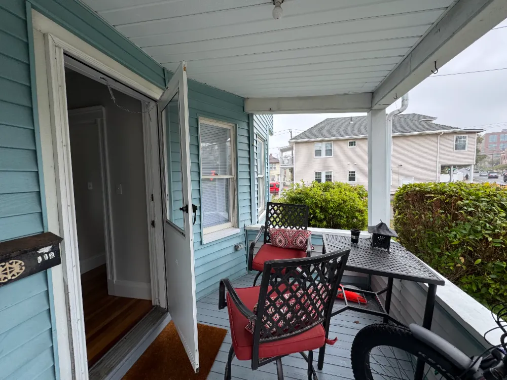 Cozy house right in front of Tufts JCC, a min walk from Tufts T stop  - Thumbnail 6