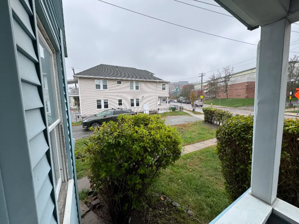 Cozy house right in front of Tufts JCC, a min walk from Tufts T stop  - Thumbnail 7