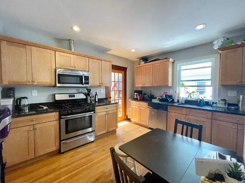 $1100 Frederick Ave Fully Furnished Spring Sublet  - Image 4