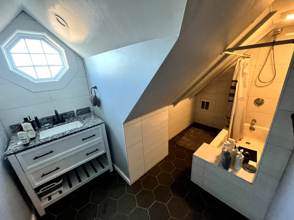 Warm 2nd floor room near campus - Image 5