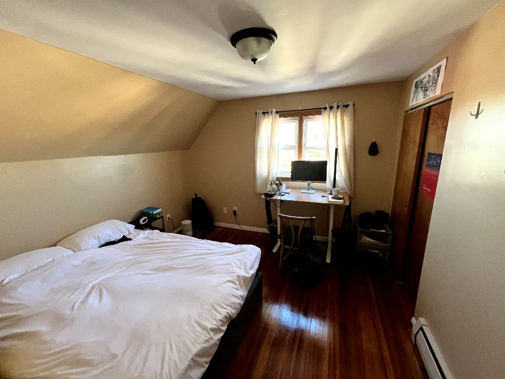 Warm 2nd floor room near campus - Thumbnail 6