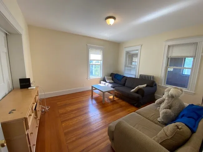 Large 5-BR Apartment Near Campus - Image 2