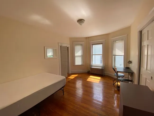 Large 5-BR Apartment Near Campus - Image 4