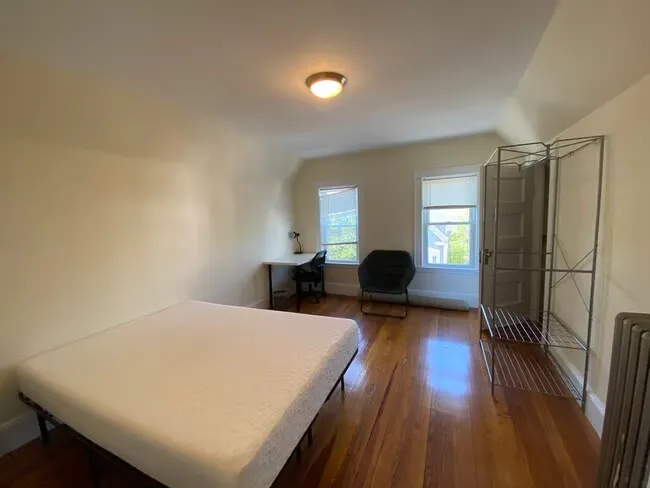 Large 5-BR Apartment Near Campus - Image 5