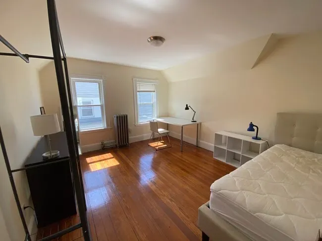 Large 5-BR Apartment Near Campus - Thumbnail 6