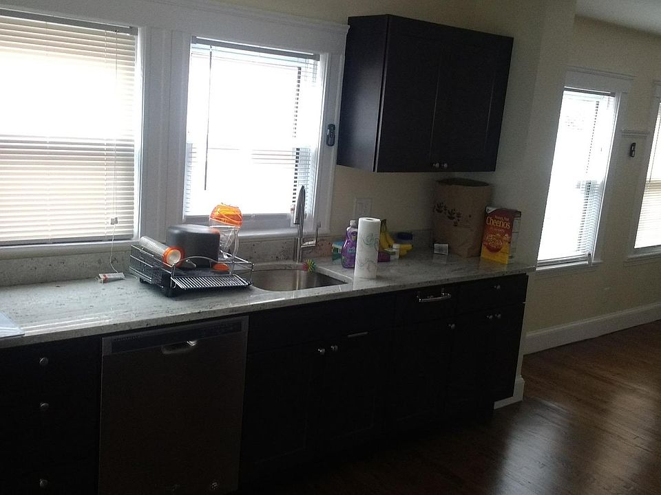 Sunny 3-BR near campus - Thumbnail 2