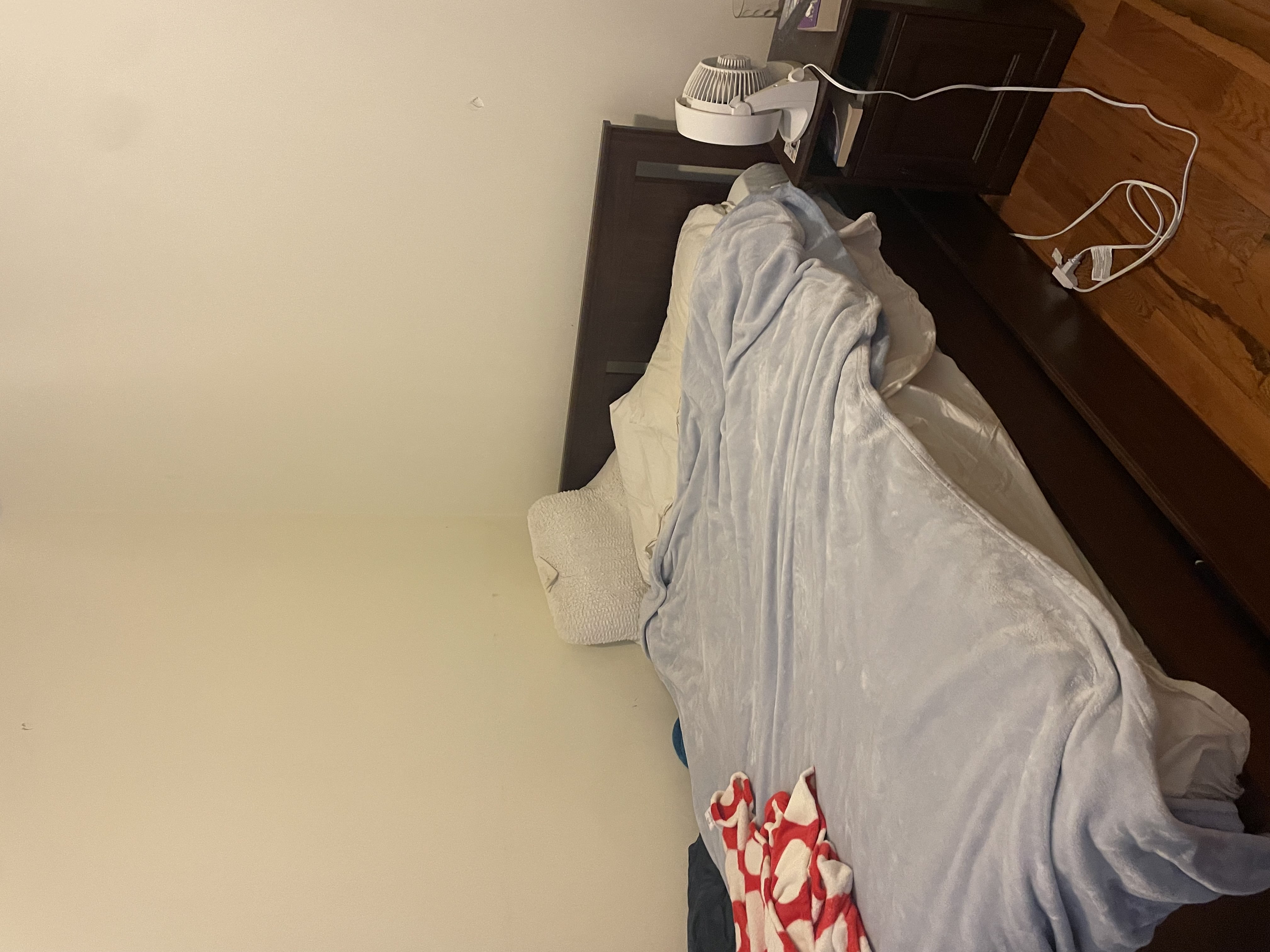 Fully Furnished 4B2B w/ furnished basement & parking space 2 min from Tasty/Picante! - Thumbnail 2