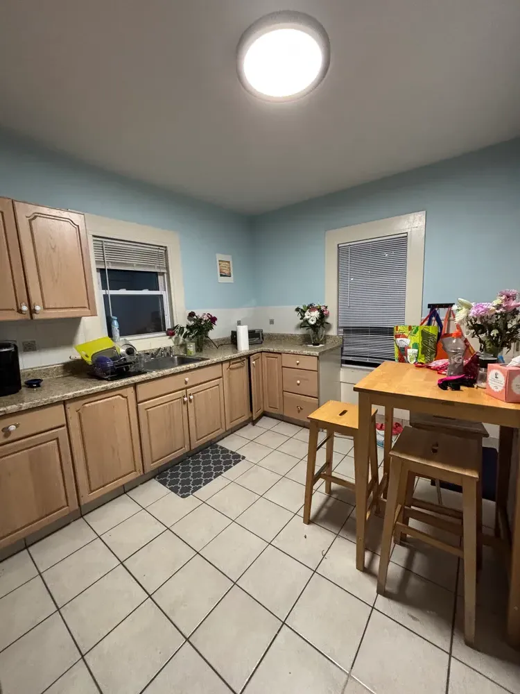  Beautiful room with walk in closet, green house  - Main