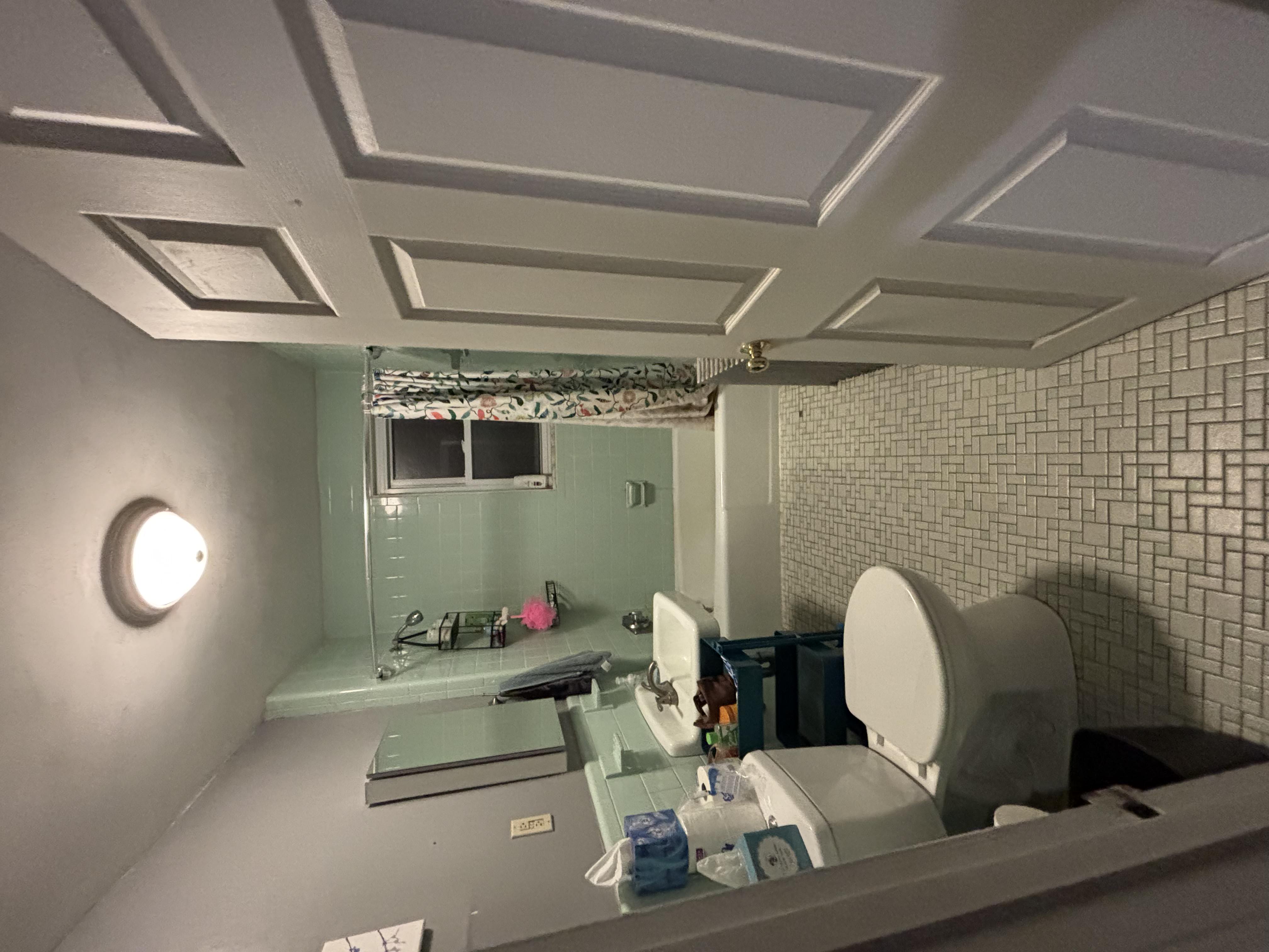  Beautiful room with walk in closet, green house  - Thumbnail 2