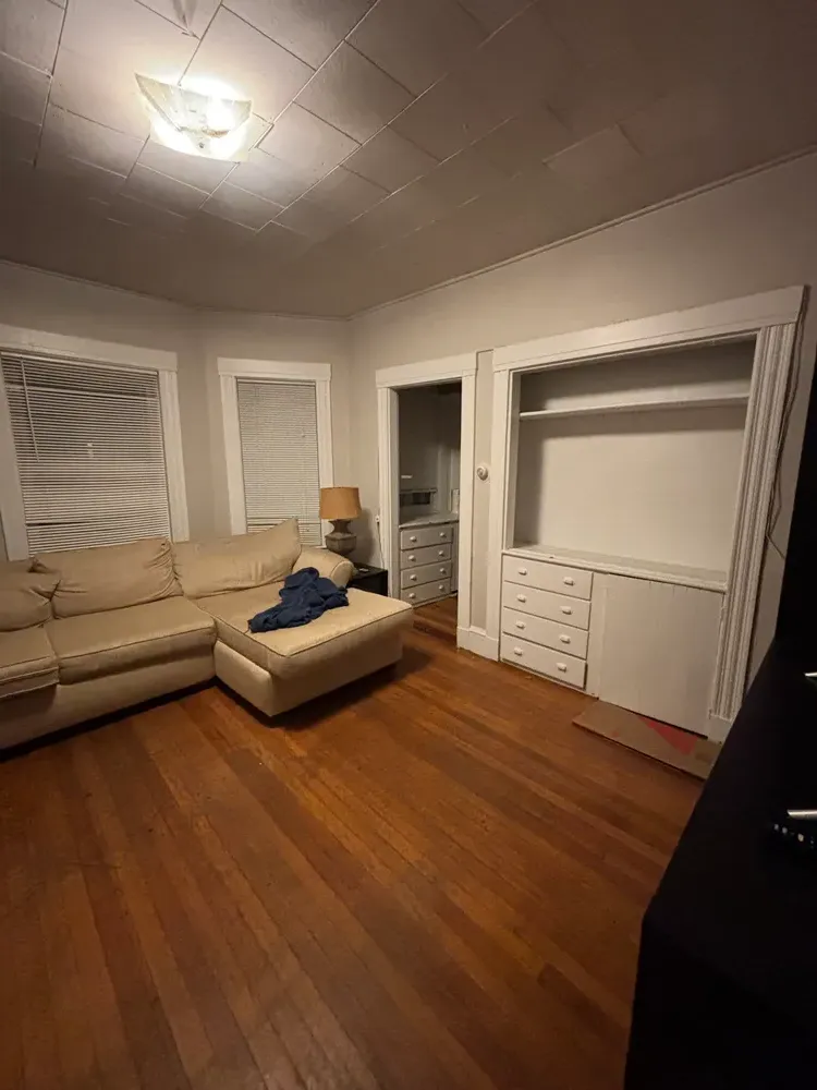  Beautiful room with walk in closet, green house  - Image 3
