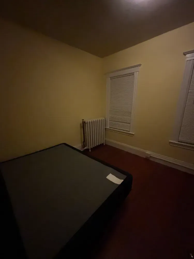  Beautiful room with walk in closet, green house  - Image 4