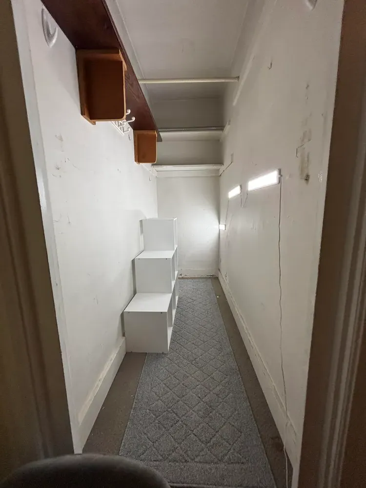  Beautiful room with walk in closet, green house  - Thumbnail 6