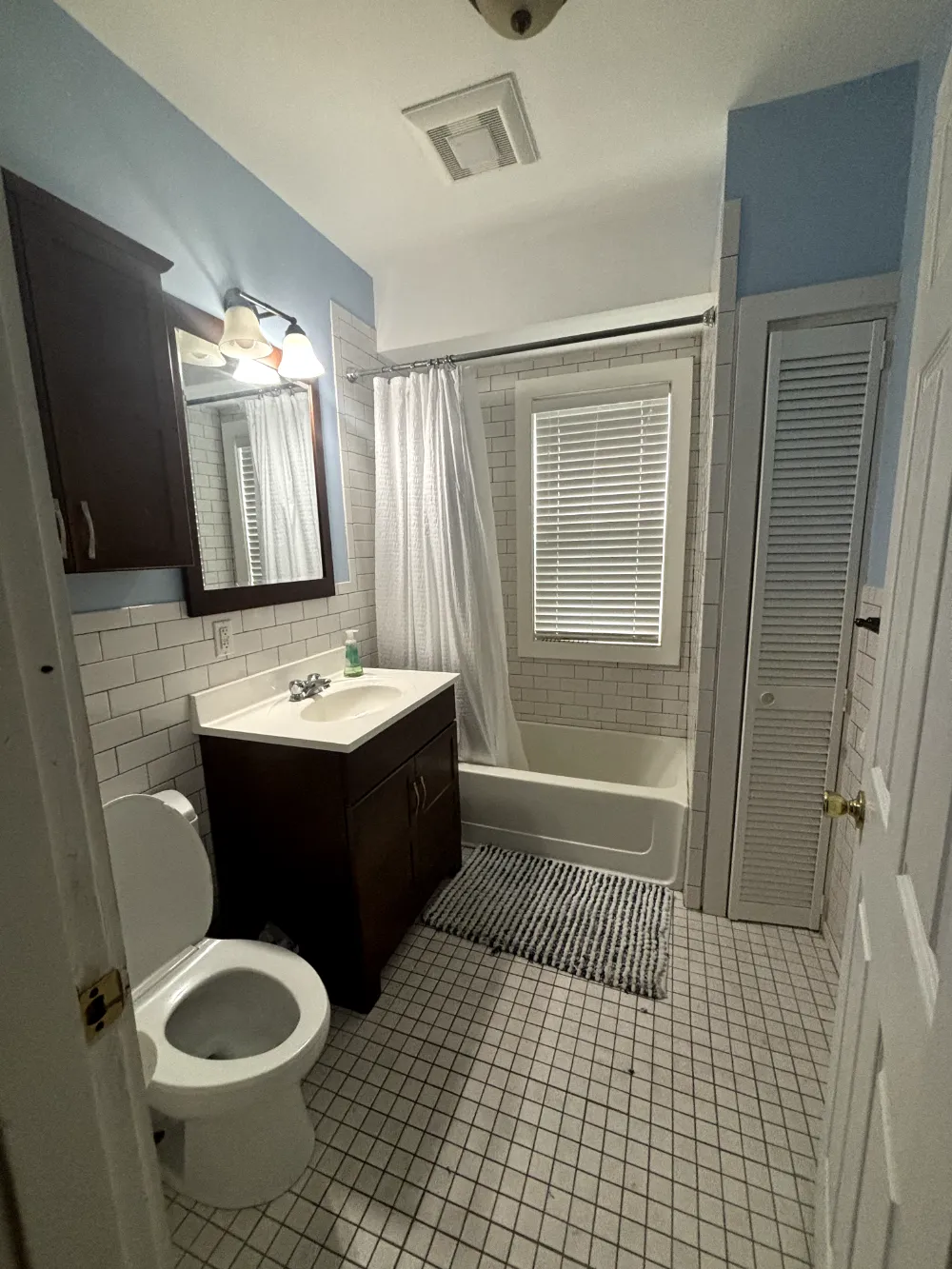 Tufts Spacious Bedroom, Bathroom, and Kitchen - Thumbnail 7